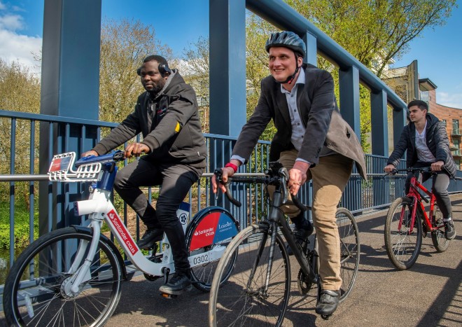 Leicester Time: NEW BIKE-FRIENDLY FOOTBRIDGE ON ABBEY PARK ROAD NOW OPEN