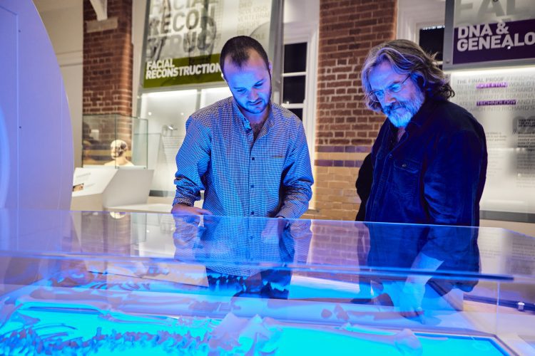 Leicester Time: RICHARD III ROYAL SHAKESPEARE ACTOR PAYS VISIT TO LEICESTER'S VISITOR CENTRE