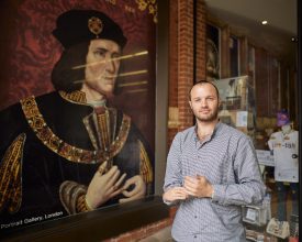 RICHARD III ROYAL SHAKESPEARE ACTOR PAYS VISIT TO LEICESTER’S VISITOR CENTRE